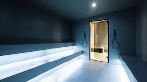 Habitación moderna y minimalista con un ventanal grande, un banco integrado y una puerta con toallero.