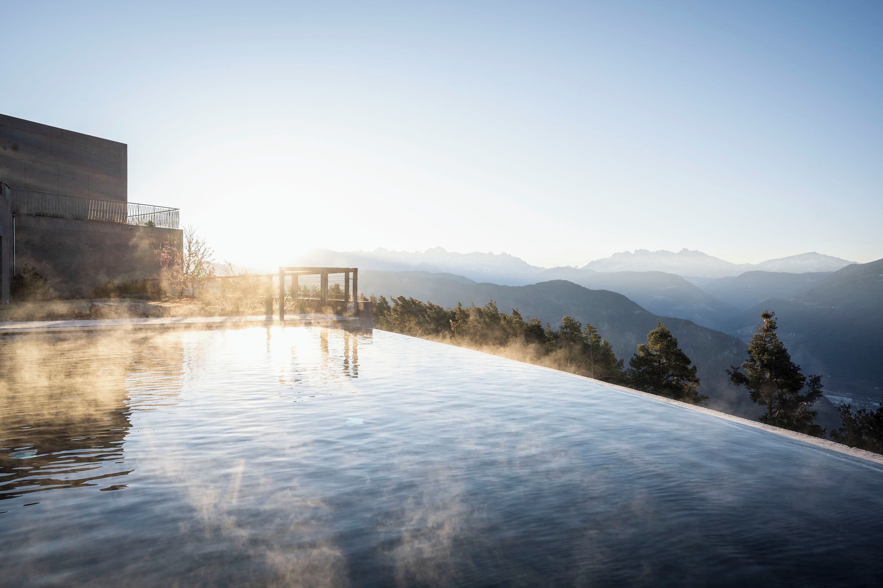 Außenpool, geöffnet von 07:30 Uhr bis 19:30 Uhr, Sonnenschirme