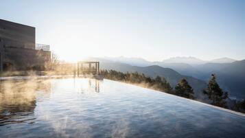 Außenpool, geöffnet von 07:30 Uhr bis 19:30 Uhr, Sonnenschirme