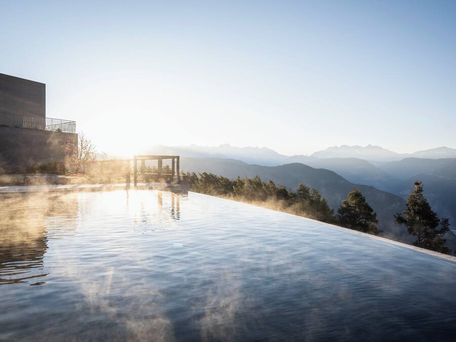 Piscina externa, funciona das 7h30 às 19h30, guarda-sóis