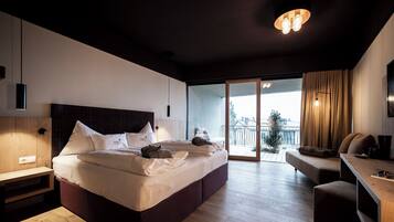 Design Suite, 1 King Bed, Balcony | 1 bedroom, hypo-allergenic bedding, minibar, in-room safe