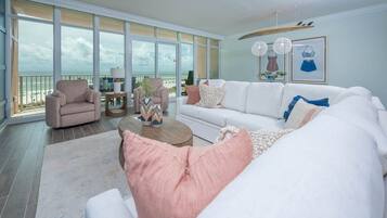 Condo, 2 Bedrooms | Living area