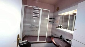 Haartrockner, Handtücher, Seife, Toilettenpapier