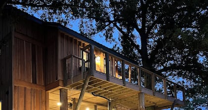 Treehouse overlooking Oklahoma Scenic Waterway Flintcreek.