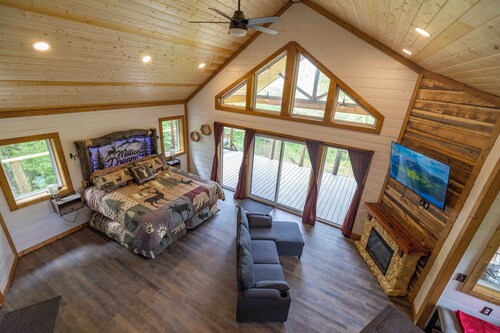 Treehouse overlooking Oklahoma Scenic Waterway Flintcreek.
