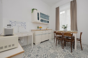 Appartement, 1 chambre, cuisine | Cuisine privée | Micro-ondes, batterie de cuisine, vaisselle et ustensiles