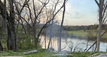 Knoxville and Smoky Mtn Riverside Retreat on the Holston with a beautiful view