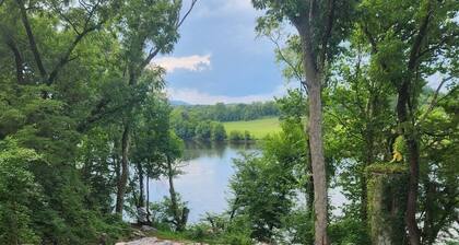 Knoxville and Smoky Mtn Riverside Retreat on the Holston with a beautiful view