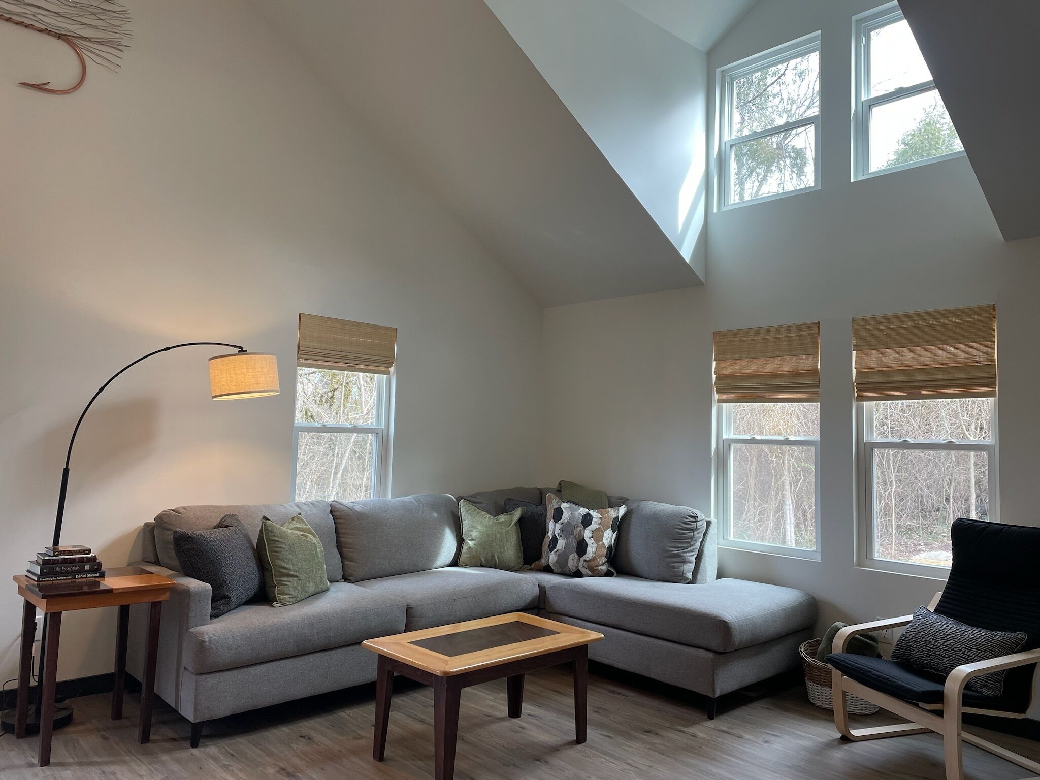 Een smart-tv, een open haard, boeken en een stereo