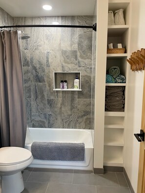 Dusj, hårføner, håndklær og såpe