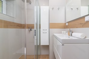 Apartment, 1 Bedroom, Terrace, Beachside | Bathroom | Shower, free toiletries, towels, soap - Cosy Apartment in Krakow by Renters (Kraków)