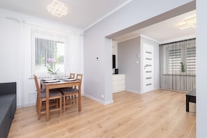 Fridge, microwave, oven, stovetop - Cosy Apartment in Krakow by Renters (Kraków)
