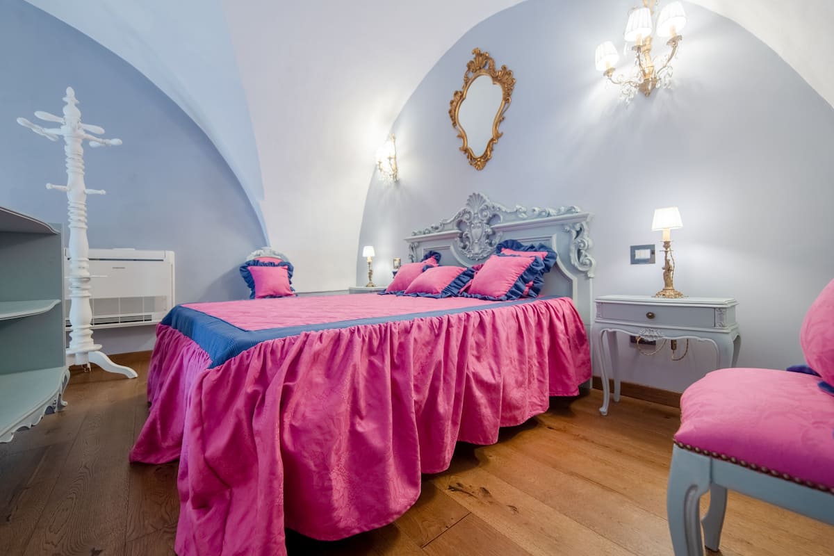 3 bedrooms, premium bedding, down comforters, memory foam beds