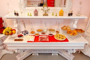 Free daily buffet breakfast - The Crown Palace (Gallipoli)