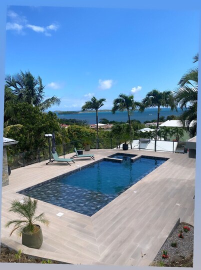 Villa Cloya, Sea View