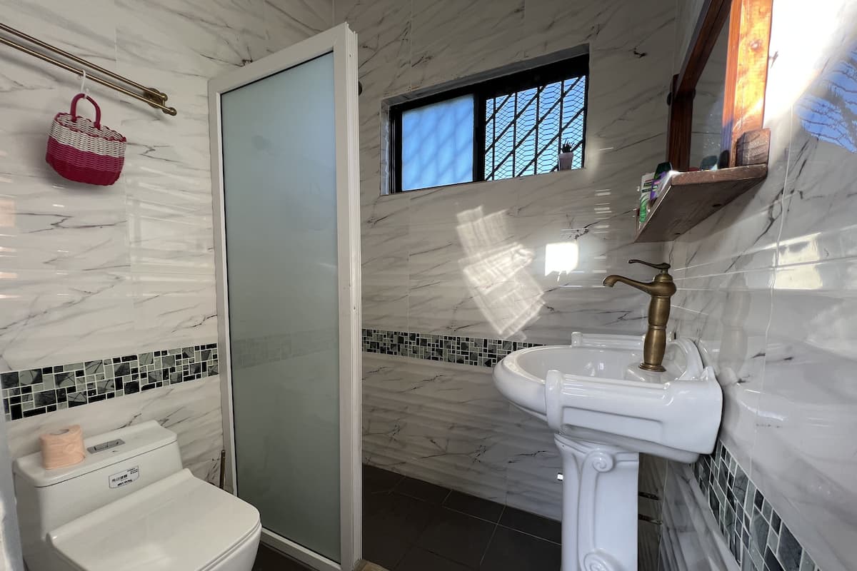 Deluxe Double Room, Kitchen | Bathroom