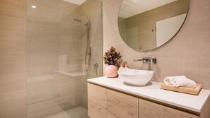Shower, hair dryer, towels