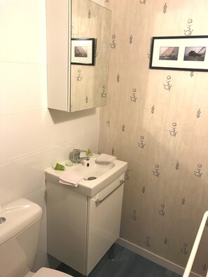 Een douche, een haardroger, toiletpapier