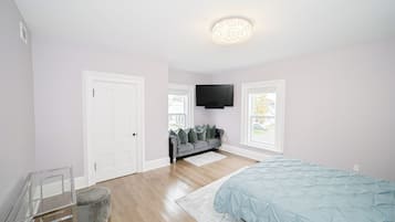 4 bedrooms, in-room safe, desk, iron/ironing board