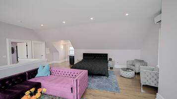 4 bedrooms, in-room safe, desk, iron/ironing board