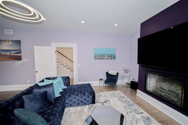 Smart TV, fireplace, books, stereo