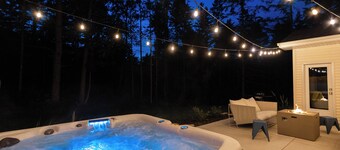 Private Wooded Retreat w/ Hot Tub & Fireplace - Walk to Coffee, Near Sister Bay