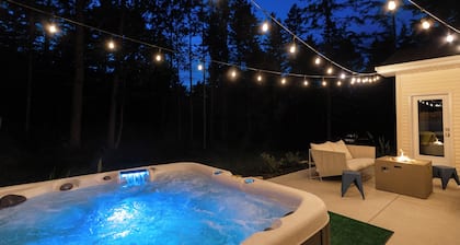 Private Wooded Retreat w/ Hot Tub & Fireplace - Walk to Coffee, Near Sister Bay