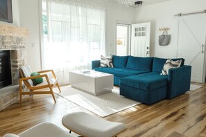 Smart TV, lareira, livros