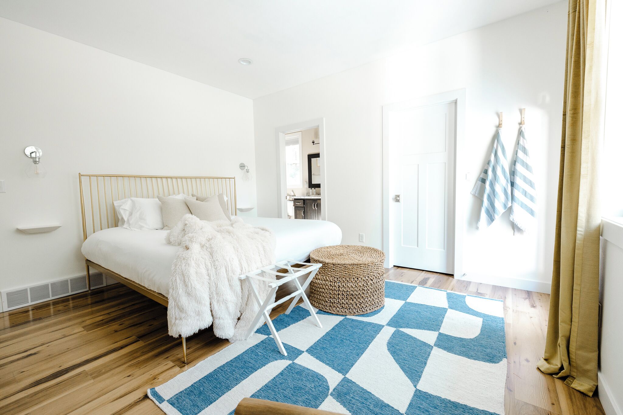 3 makuuhuonetta, työpöytä, silitysrauta/-lauta, vauvan matkasänky