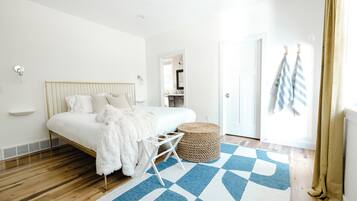 3 makuuhuonetta, työpöytä, silitysrauta/-lauta, vauvan matkasänky