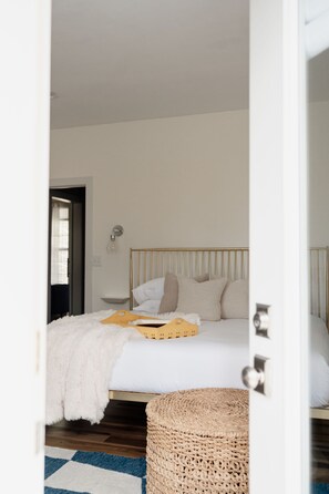 3 slaapkamers, een bureau, een strijkplank/strijkijzer, reisbedje