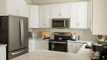 KĂŒhlschrank, Mikrowelle, Ofen, Herdplatte