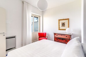 2 bedrooms, iron/ironing board, travel cot, WiFi