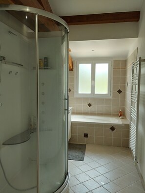 Shower, hair dryer, towels, toilet paper - 4 Bedroom Private vacation home in Bassussarry (Bassussarry)