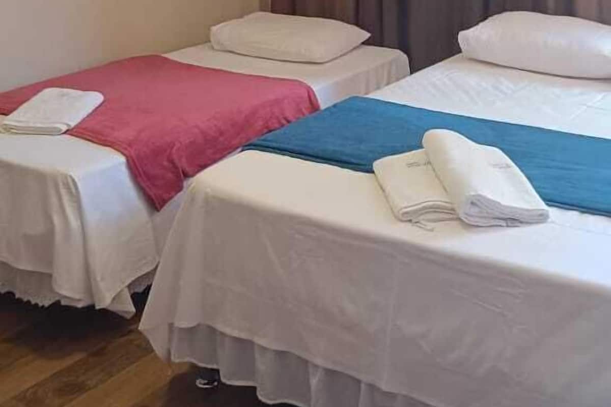 Habitación triple exclusiva | Mobiliario individual, sistema de insonorización, wifi gratis