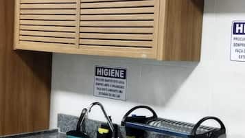 Refrigerador em uma área comum, micro-ondas em uma área comum