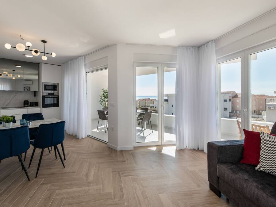 Deluxe-Apartment, 2 Schlafzimmer, Nichtraucher, Poolzugang | Wohnbereich | 80-cm-Smart-TV mit Kabelempfang