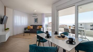 Apartamento luxo, 1 quarto, acesso à piscina, vista para a piscina | Área de estar | Smart TV 80 cm com canais a cabo
