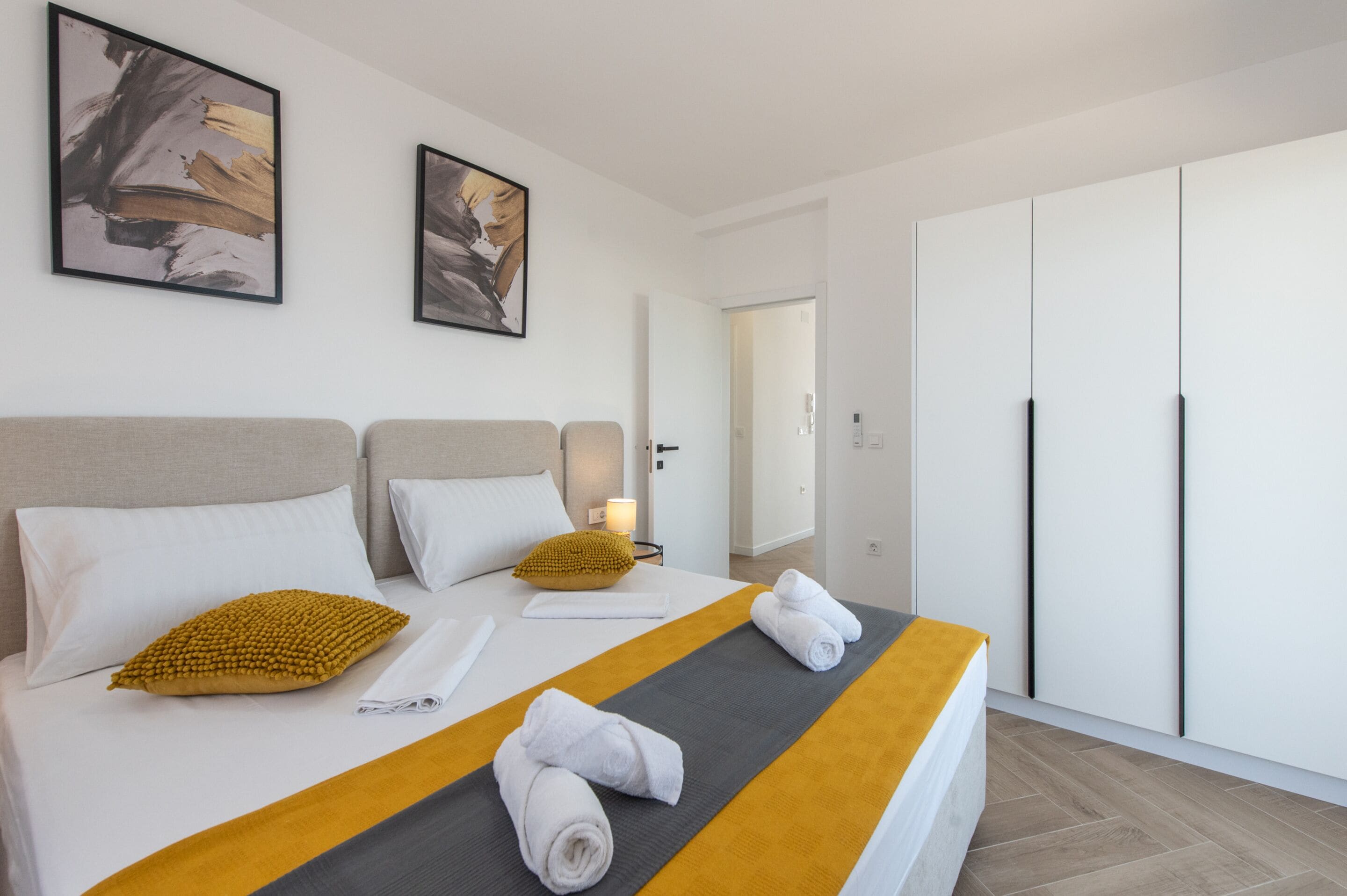 Apartamento luxo, 2 quartos, para não fumantes, acesso à piscina | Cortinas blackout, ferros/tábuas de passar roupa, Wi-Fi de cortesia