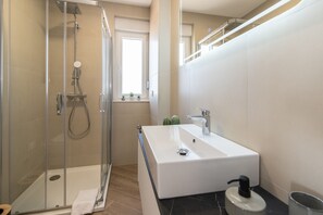 Deluxe Apartment, 2 Bedrooms, Non Smoking, Pool Access | Bathroom | Shower, hair dryer, heated floors, towels