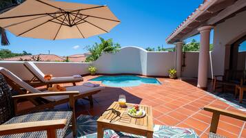 Outdoor pool, pool umbrellas, sun loungers