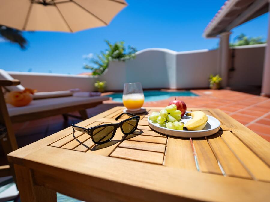 Una piscina al aire libre, sombrillas, tumbonas