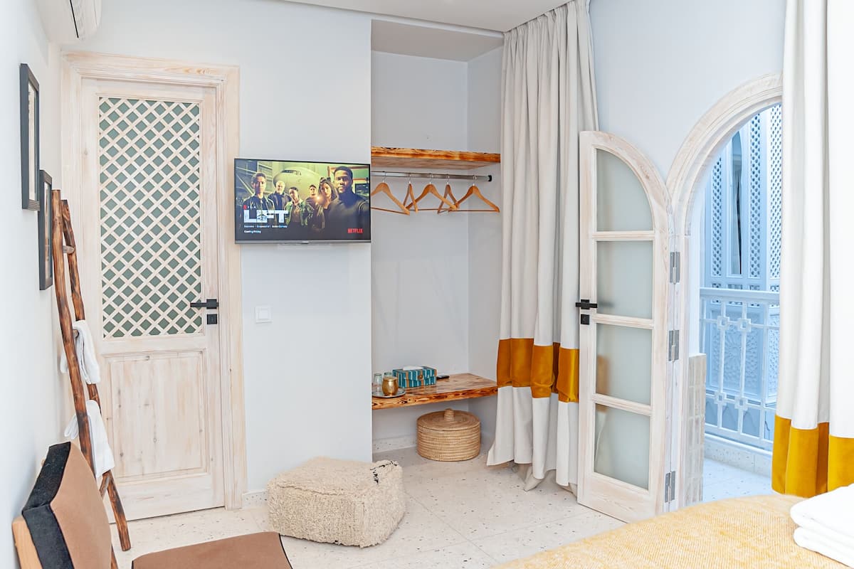 Chambre supérieure double, accessible aux personnes à mobilité réduite (yellow) | Literie de qualité, coffre-fort, fer et planche à repasser