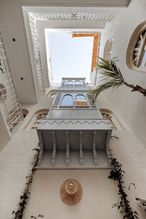 المنشأة من الداخل