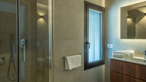 Dusche, Haartrockner, Bidet, Handtücher