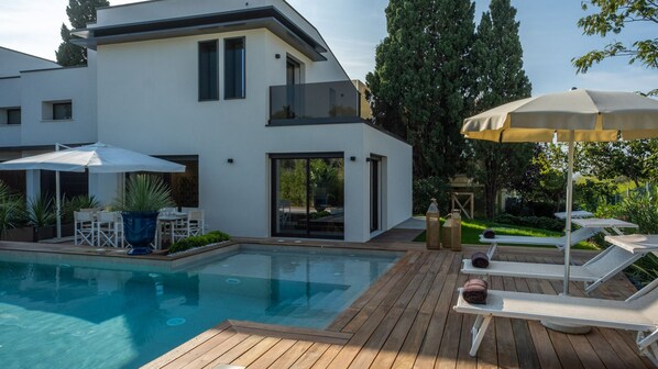 A modern house with a swimming pool, outdoor furniture, and a garden. - Onda 8, Emma Villas - Four Bedroom Villa, Sleeps 8 (Scacciano)