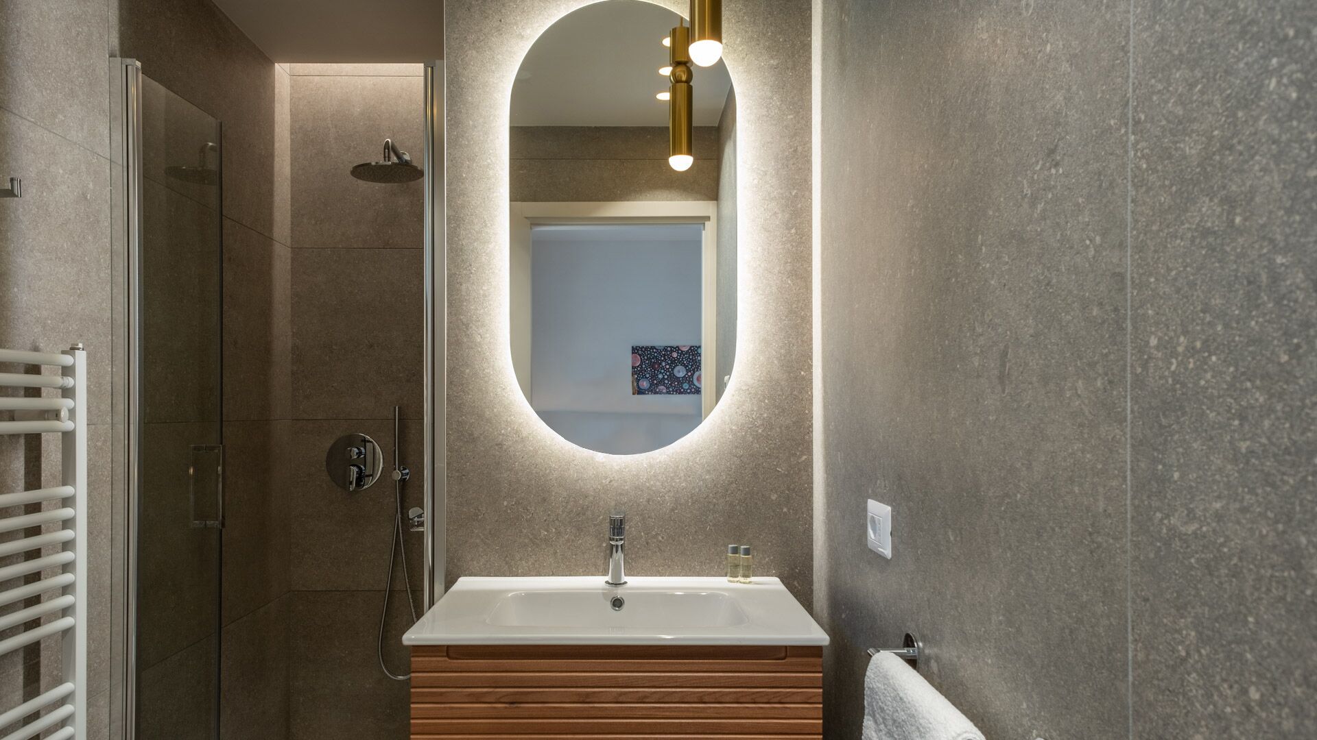 Douche, sèche-cheveux, bidet, serviettes fournies