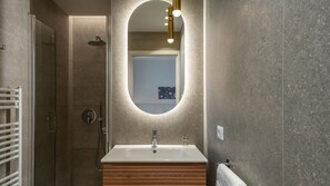 Shower, hair dryer, bidet, towels - Marea 8, Emma Villas (Scacciano)