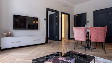 Deluxe Apartment | Living area | 50-inch flat-screen TV with satellite channels, TV