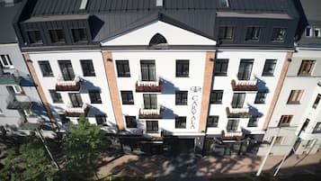 Vista frontal de la propiedad